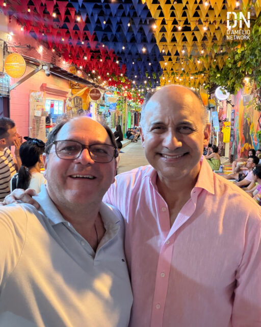 Felipe Gomez was in Cartegena, COLOMBIA yesterday to speak for Camacol. He got the audience on its feet – singing and waving phone flashlights – ready to commit to becoming virtuosos at work and in life. Thank you Santiago Zapata for arranging this great event. We appreciate your support of Felipe's incredible work.